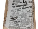 des journaux sont empilés les uns sur les autres sur une surface blanche