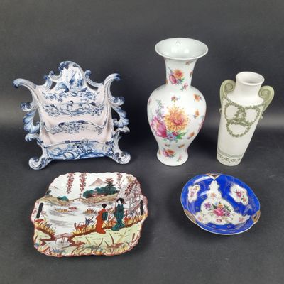 plusieurs types de vases et d'assiettes posés sur un fond noir
