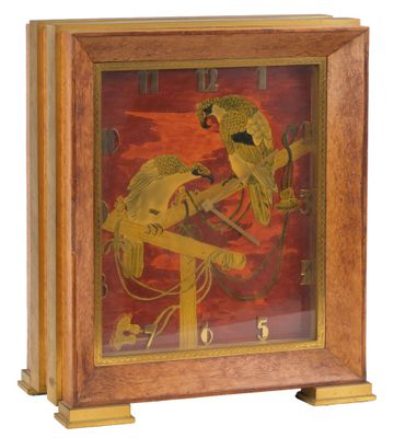 une horloge en bois sur laquelle sont peints deux oiseaux