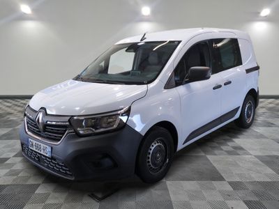 la camionnette blanche est garée sur le sol en damier d'une pièce
