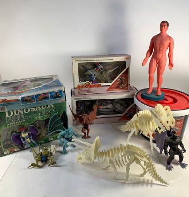 un grand nombre de jouets posés sur une table
