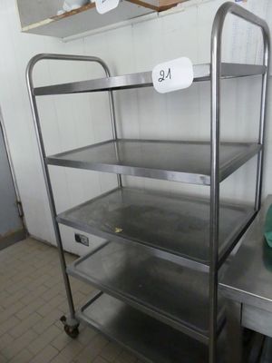 une étagère métallique comportant trois tablettes, dans une cuisine