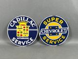 deux panneaux d'entretien vintage de la marque Cadillac, l'un bleu et l'autre jaune