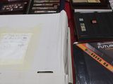 beaucoup de livres posés sur une table recouverte d'une nappe rouge