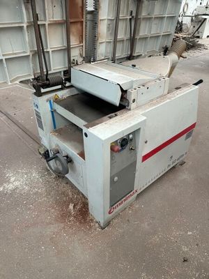 an image of a machine that is sitting on the ground