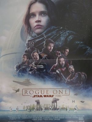 L'affiche du film « Rogue One : A Star Wars Story » est accrochée au mur.