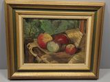 tableau représentant des pommes dans une corbeille posée sur une table près d'une fenêtre