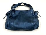 sac à main en cuir bleu avec des fermetures éclair et des anses, sur un fond blanc