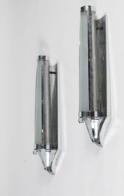 une paire d'appliques en chrome et en verre fixées à un mur blanc