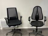 deux chaises de bureau noires dans une pièce aux murs blancs