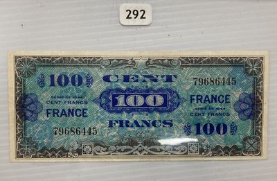 un gros plan d'un billet de banque posé sur une table