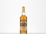 une bouteille de whisky posée sur une table