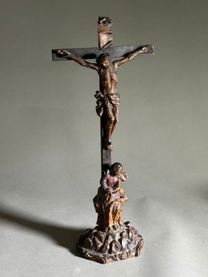 une statue de Jésus sur la croix, avec une femme dessus