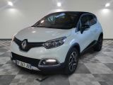une voiture blanche est garée dans une pièce au sol en damier