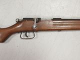 un vieux fusil avec un canon en bois et des garnitures métalliques