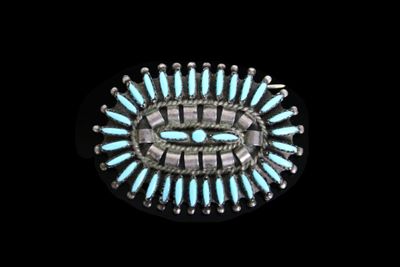 Broche-pendentif en argent bas titre, de forme ovale sertie de cabocho