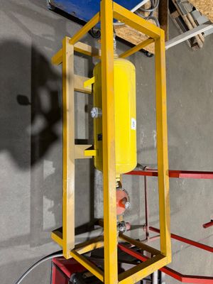 une machine jaune qui se trouve dans une pièce
