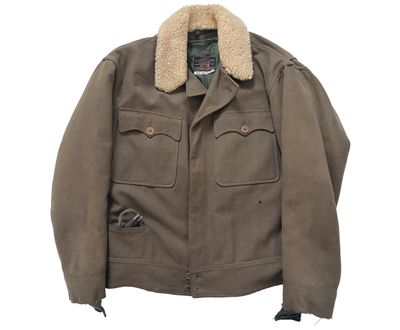 une veste marron à col en fourrure sur fond blanc