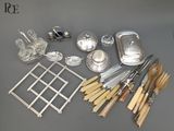 beaucoup d'objets en argent et en bois sur la table