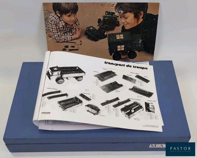une photo d'un livre sur laquelle figure l'image d'un garçon jouant avec un camion miniature