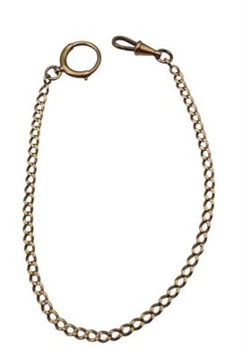 gros plan d'un bracelet en chaîne en or sur fond blanc