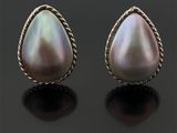 une photo d'une paire de boucles d'oreilles en perles posées sur une surface noire
