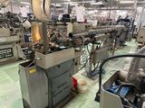 une machine placée au milieu d'une pièce
