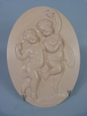 une image d'une plaque sur laquelle figurent deux chérensils