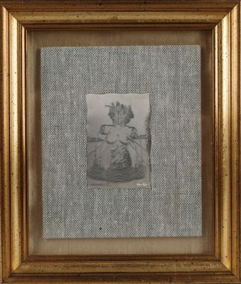 une vieille photo d'une femme assise sur une chaise devant une fenêtre