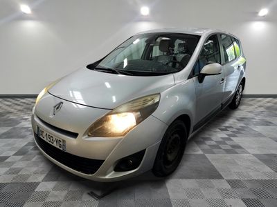 la photo d'une voiture argentée garée dans un garage