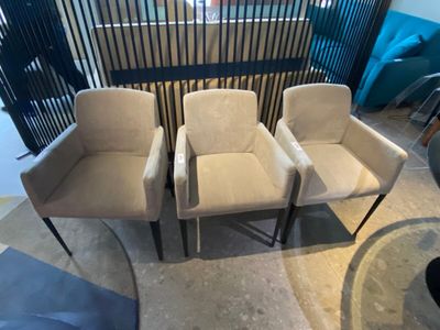 4 Chaises 285 greige en tissu. 60x79x57 cm (1 avec pied défe…