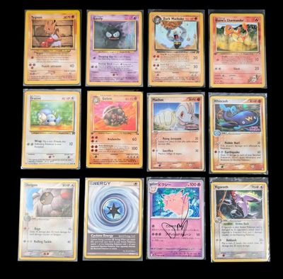 Ensemble de 12 cartes Pokémon en langues étrangères - Contient 2 Holog