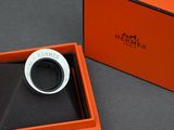 une boîte orange contenant une bague, posée sur une table