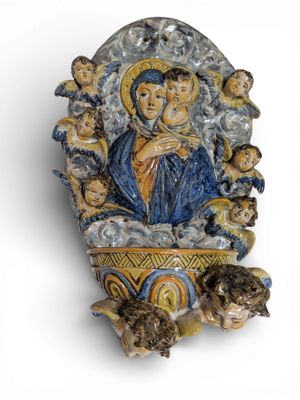 ITALIE Bénitier en faïence à décor de Vierge à l'Enfant ento…