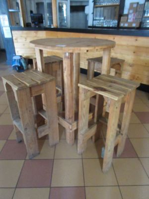 quatre tabourets et une table au milieu d'une pièce