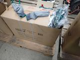 une boîte contenant une paire de gants, sur laquelle est posée une autre paire de gants