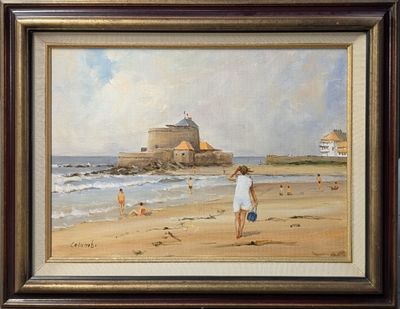 tableau représentant une femme marchant sur une plage, avec un château en arrière-plan
