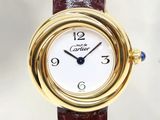 une image d'un gros plan d'une montre-bracelet sur un fond blanc