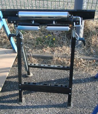 un banc en métal muni d'une poignée bleue