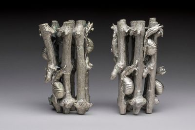 deux vases en bois et en métal