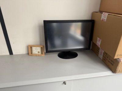 un écran d'ordinateur posé sur un bureau blanc