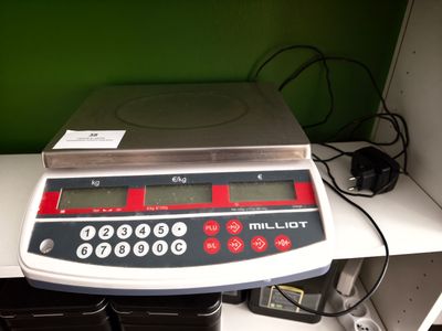 une balance posée sur une étagère