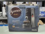emballage d'une cafetière posée sur le comptoir d'un magasin