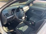 l'intérieur d'une petite voiture avec un volant et un tableau de bord