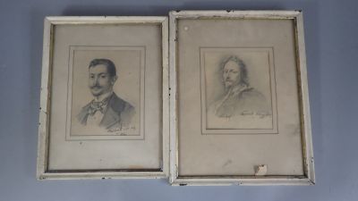 deux portraits encadrés représentant un homme et une femme, l'un portant une moustache et l'autre une moustache