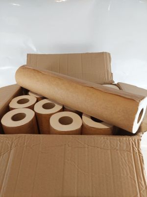 une boîte en carton contenant des rouleaux de papier toilette