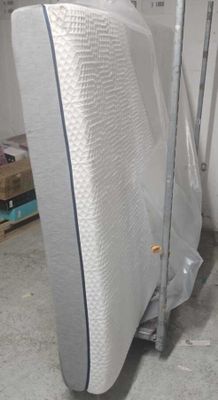 un matelas qui a été emballé dans un garage