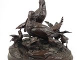 sculpture en bronze représentant un oiseau et deux oiseaux posés sur un rocher