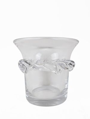 un vase en verre transparent muni d'une anse décorative