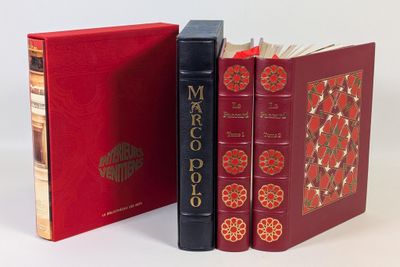 deux livres rouges posés l'un à côté de l'autre sur une surface blanche